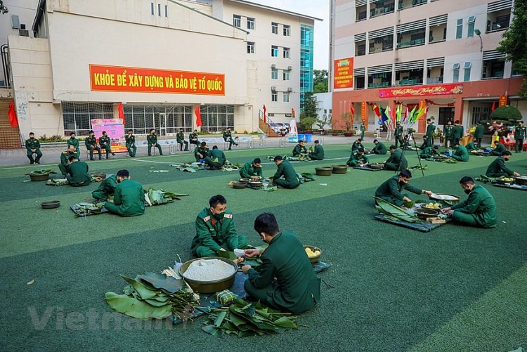 Bộ đội trổ tài thi gói hàng ngàn bánh chưng cho dịp Tết Nhâm Dần | Xã hội | Vietnam+ (VietnamPlus) Bộ đội trổ tài thi gói hàng ngàn bánh chưng cho dịp Tết Nhâm Dần | Xã hội | Vietnam+ (VietnamPlus)