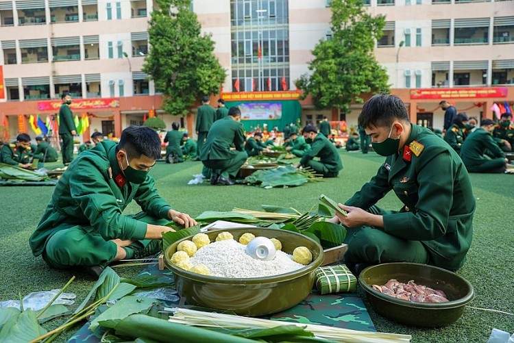 Bộ đội trổ tài thi gói hàng ngàn bánh chưng cho dịp Tết Nhâm Dần | Xã hội | Vietnam+ (VietnamPlus) Bộ đội trổ tài thi gói hàng ngàn bánh chưng cho dịp Tết Nhâm Dần | Xã hội | Vietnam+ (VietnamPlus)