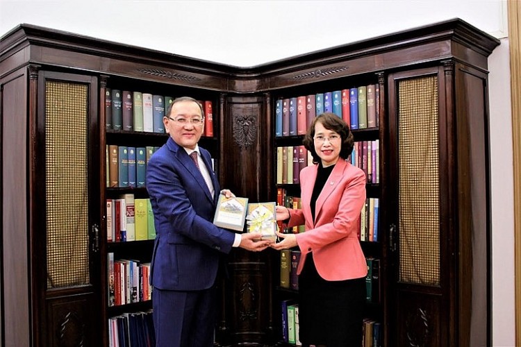 Trao tặng tập 1 cuốn sách “Truyện cổ tích Kazakhstan” bằng tiếng Việt