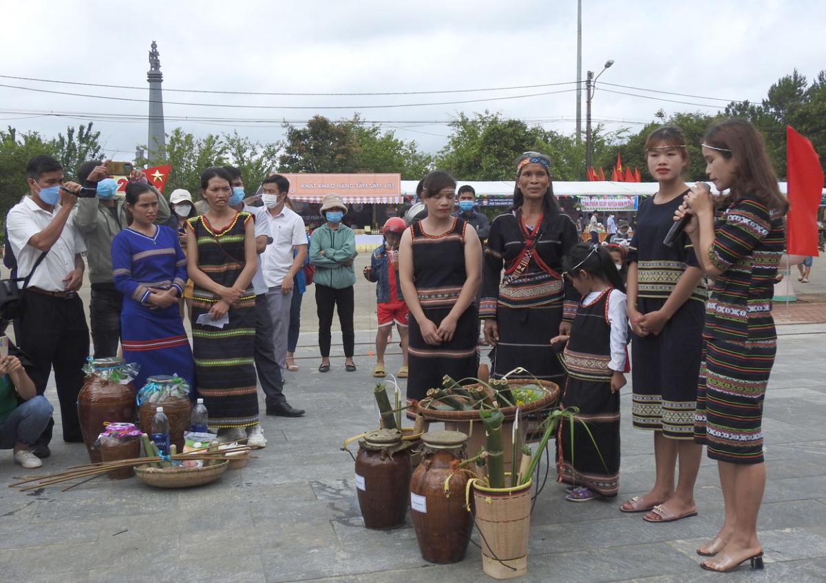 Den kon tum vui tet o lang hinh anh 1