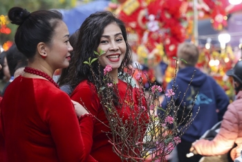 Người dân Hà Thành thảnh thơi đi chơi chợ Tết mỗi năm chỉ họp một lần