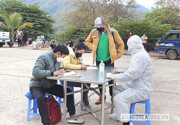 Lưu học sinh Lào khai báo y tế trước khi vào nhập cảnh tại Cửa khẩu Chiềng Khương.