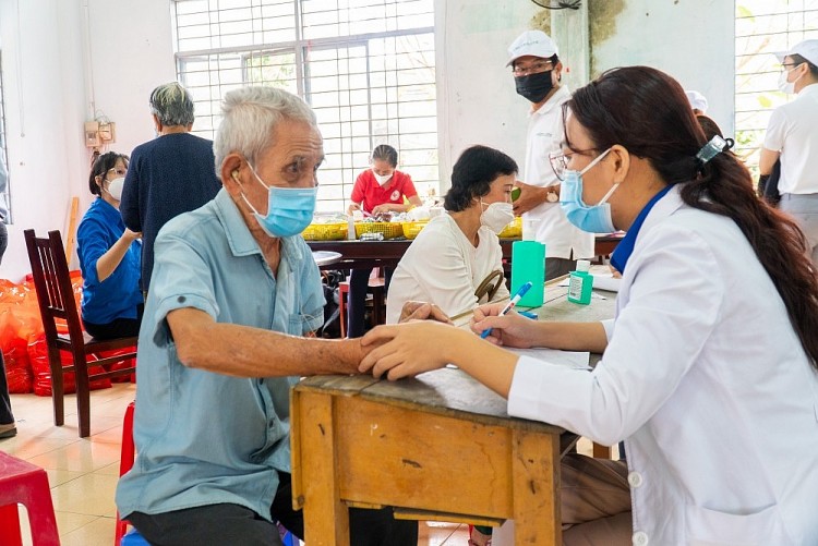 Hà Nội tiếp tục rà người có nguy cơ cao không thể đến các điểm tiêm chủng để tổ chức tiêm tại nhà, đảm bảo không bỏ sót người thuộc nhóm nguy cơ (ảnh minh họa).