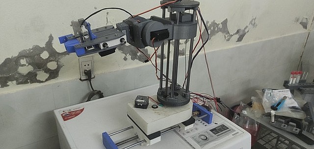 Robot lấy mẫu xét nghiệm COVID-19 do 2 nam sinh chế tạo.