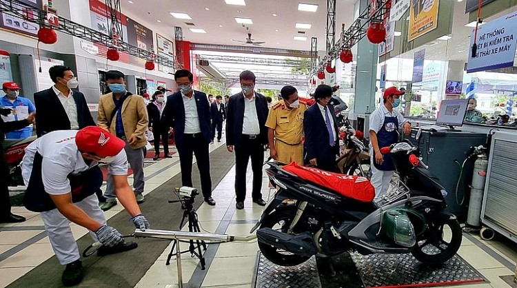  Lãnh đạo Sở Tài nguyên và Môi trường TP Đà Nẵng và các đơn vị có liên quan kiểm tra công tác kiểm nghiệm khí thải của xe mô tô, xe gắn máy trên địa bàn TP Đà Nẵng sáng 25/2.