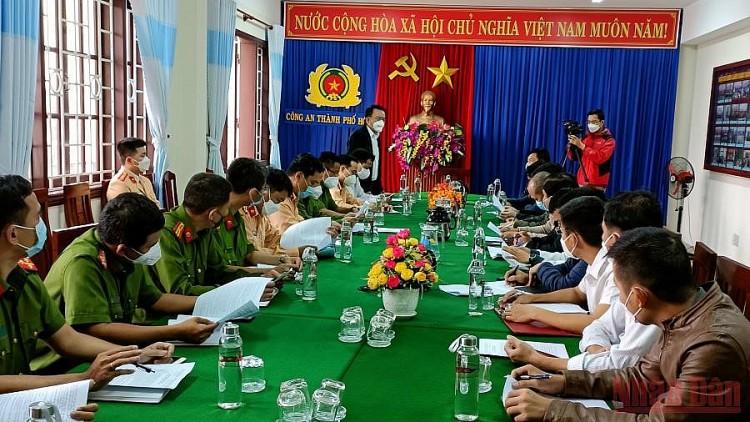 Liên ngành nhóm họp để triển khai công tác khắc phục hậu quả vụ tai nạn chìm tàu ở Hội An. 