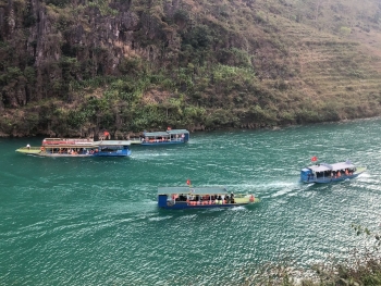 Du thuyền trên sông Nho Quế ngắm hẻm Tu Sản