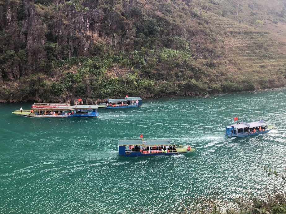 Du thuyền trên sông Nho Quế ngắm hẻm Tu Sản
