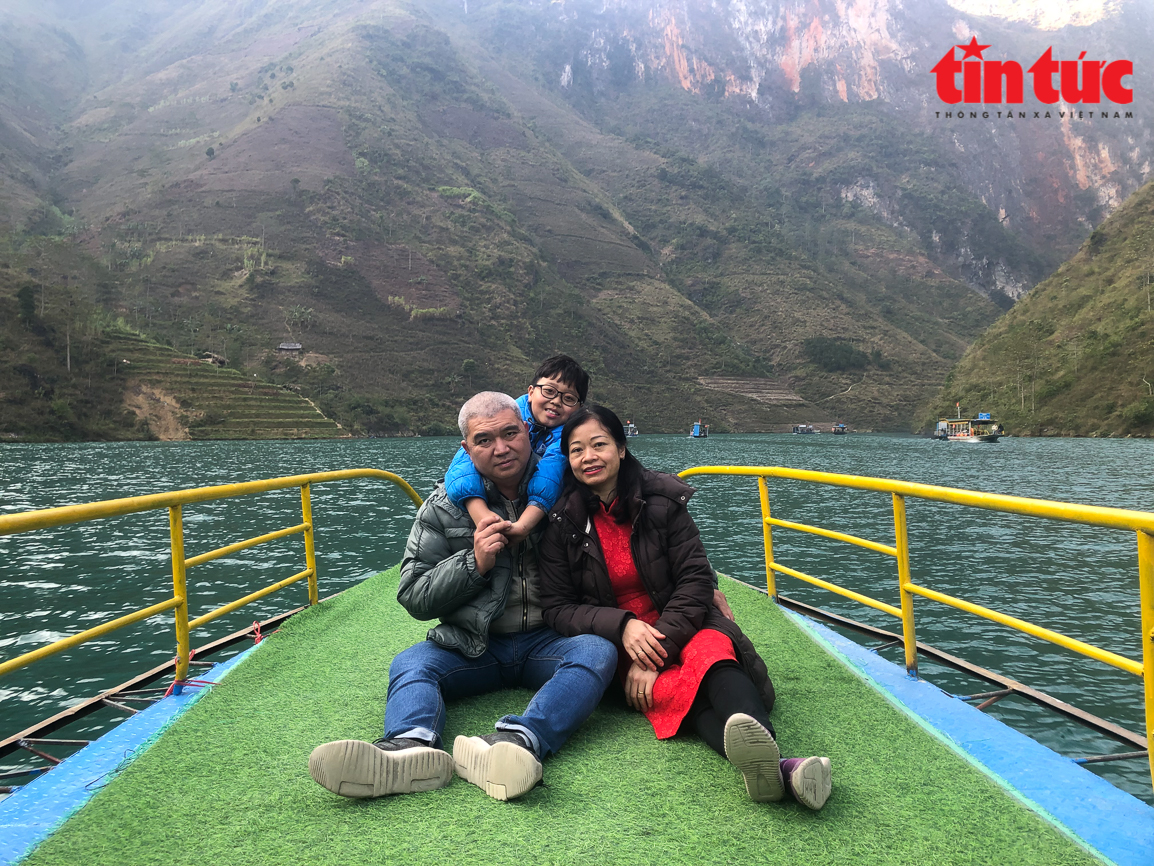 Du thuyền trên sông Nho Quế ngắm hẻm Tu Sản Chú thích ảnh