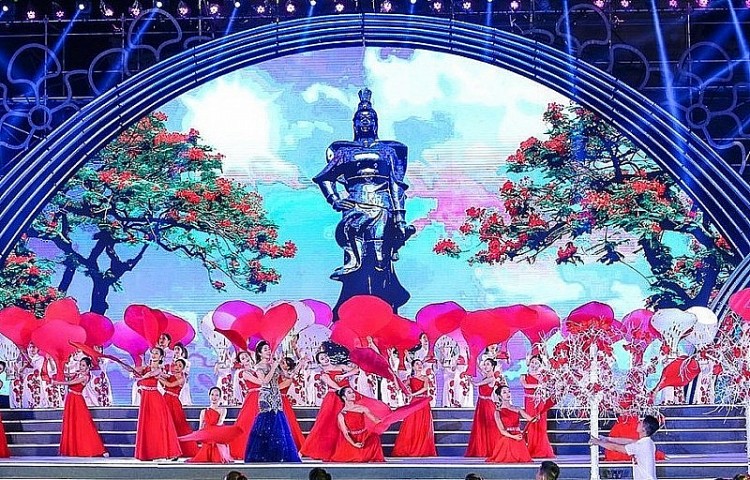 Một tiết mục văn nghệ trong Lễ hội Hoa Phượng Đỏ năm 2019.