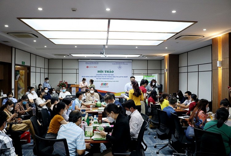 Nhiều doanh nghiệp Việt Nam tìm cơ hội đưa hàng hóa vào hệ thống bán lẻ Lotte Mart tại hội thảo.