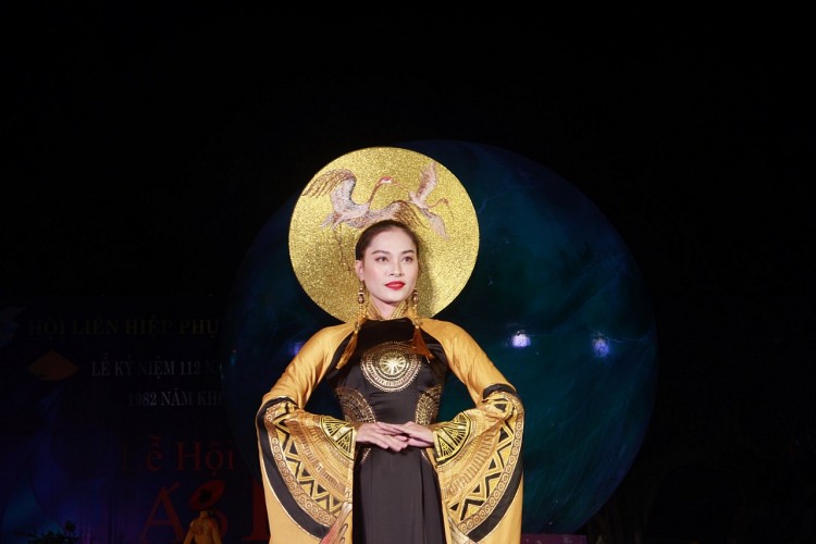 Hình ảnh người phụ nữ Việt Nam duyên dáng với tà áo dài là ấn tượng sâu sắc đối với du khách.