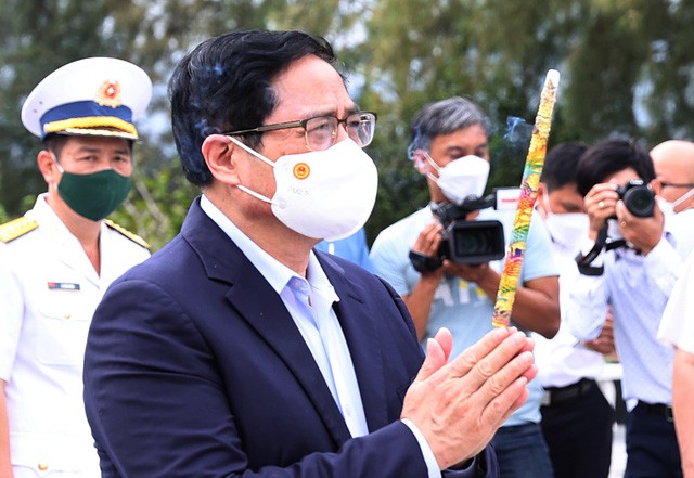 Thủ tướng dâng hương tưởng niệm chiến sĩ Gạc Ma, thăm Lữ đoàn Tàu ngầm và Vùng 4 Hải quân