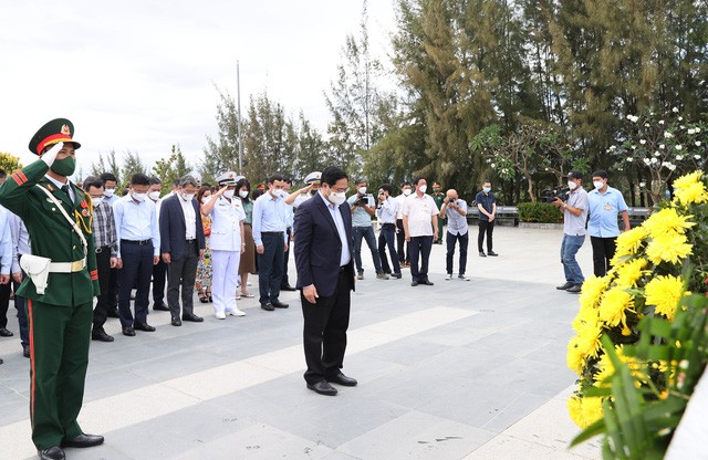Thủ tướng dâng hương tưởng niệm chiến sĩ Gạc Ma, thăm Lữ đoàn Tàu ngầm và Vùng 4 Hải quân