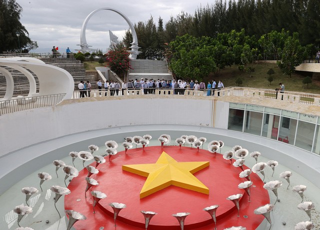 Thủ tướng dâng hương tưởng niệm chiến sĩ Gạc Ma, thăm Lữ đoàn Tàu ngầm và Vùng 4 Hải quân