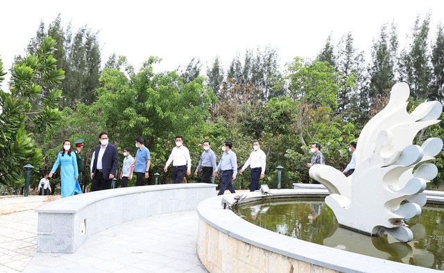 Thủ tướng dâng hương tưởng niệm chiến sĩ Gạc Ma, thăm Lữ đoàn Tàu ngầm và Vùng 4 Hải quân