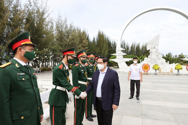 Thủ tướng dâng hương tưởng niệm chiến sĩ Gạc Ma, thăm Lữ đoàn Tàu ngầm và Vùng 4 Hải quân