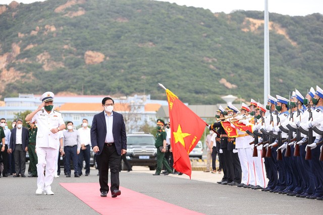 Thủ tướng dâng hương tưởng niệm chiến sĩ Gạc Ma, thăm Lữ đoàn Tàu ngầm và Vùng 4 Hải quân