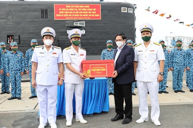 Thủ tướng dâng hương tưởng niệm chiến sĩ Gạc Ma, thăm Lữ đoàn Tàu ngầm và Vùng 4 Hải quân