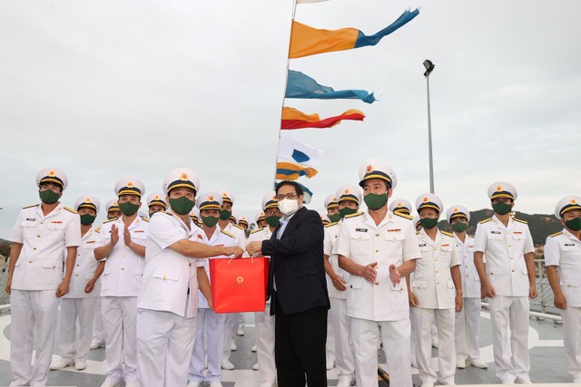 Thủ tướng dâng hương tưởng niệm chiến sĩ Gạc Ma, thăm Lữ đoàn Tàu ngầm và Vùng 4 Hải quân