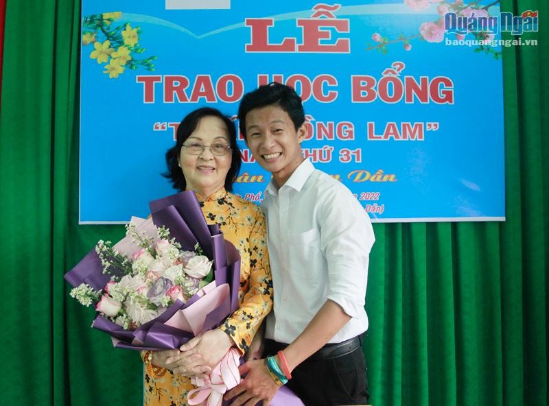 Bà Nguyễn Hồng Lam vui mừng khi gặp lại anh Lê Thanh Truyền, người được Tổ ấm Hồng Lam hỗ trợ nay đã trưởng thành. Ảnh: Th.Hậu