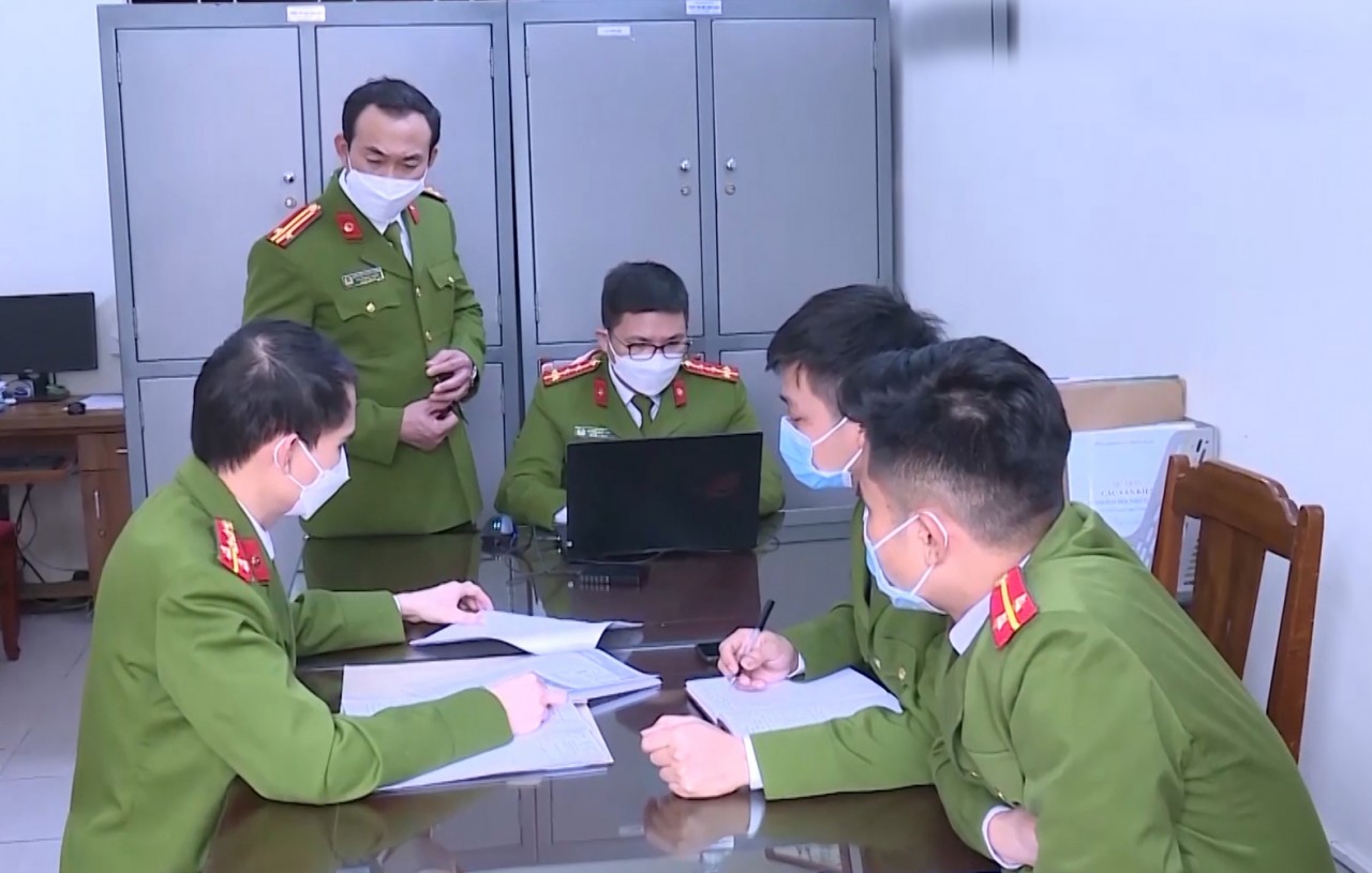 Cán bộ phòng Cảnh sát hình sự trao đổi về thủ đoạn hoạt động của tội phạm lừa đảo trên sàn thương mại điện tử.