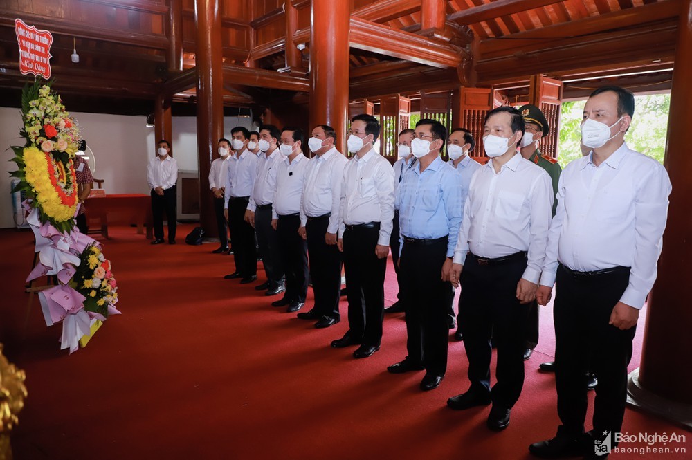 Đồng chí Võ Văn Thưởng và đoàn công tác dâng hoa, dâng hương tại Nghĩa trang liệt sỹ Việt - Lào Đồng chí Võ Văn Thưởng và đoàn công tác dâng hoa, dâng hương tại Nghĩa trang liệt sỹ Việt - Lào