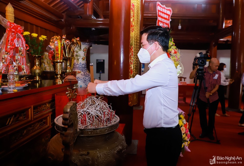 Đồng chí Võ Văn Thưởng và đoàn công tác dâng hoa, dâng hương tại Nghĩa trang liệt sỹ Việt - Lào Đồng chí Võ Văn Thưởng và đoàn công tác dâng hoa, dâng hương tại Nghĩa trang liệt sỹ Việt - Lào