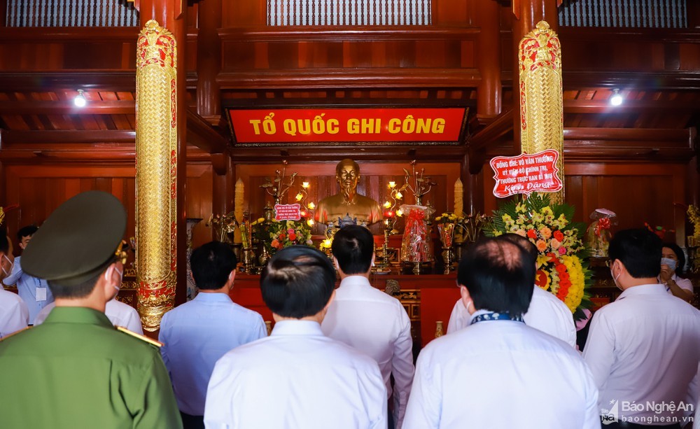 Đồng chí Võ Văn Thưởng và đoàn công tác dâng hoa, dâng hương tại Nghĩa trang liệt sỹ Việt - Lào Đồng chí Võ Văn Thưởng và đoàn công tác dâng hoa, dâng hương tại Nghĩa trang liệt sỹ Việt - Lào