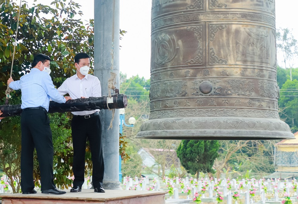 Đồng chí Võ Văn Thưởng và đoàn công tác dâng hoa, dâng hương tại Nghĩa trang liệt sỹ Việt - Lào Đồng chí Võ Văn Thưởng và đoàn công tác dâng hoa, dâng hương tại Nghĩa trang liệt sỹ Việt - Lào