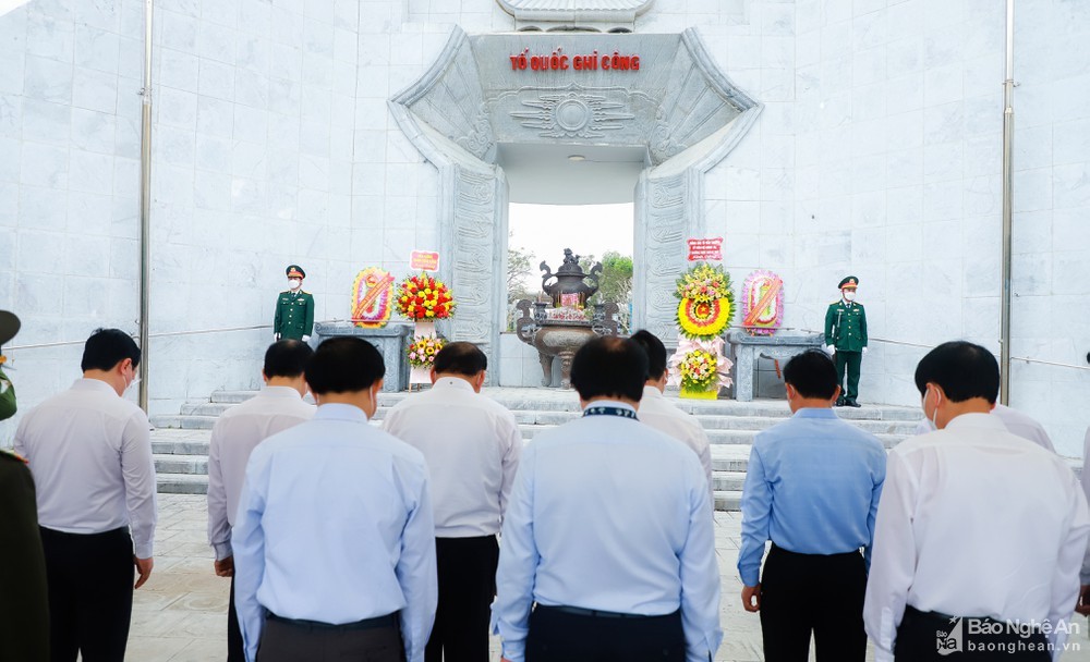 Đồng chí Võ Văn Thưởng và đoàn công tác dâng hoa, dâng hương tại Nghĩa trang liệt sỹ Việt - Lào Đồng chí Võ Văn Thưởng và đoàn công tác dâng hoa, dâng hương tại Nghĩa trang liệt sỹ Việt - Lào