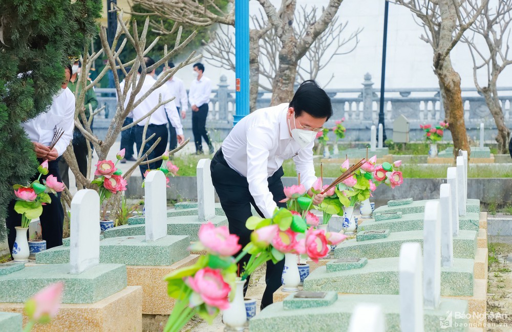 Đồng chí Võ Văn Thưởng và đoàn công tác dâng hoa, dâng hương tại Nghĩa trang liệt sỹ Việt - Lào Đồng chí Võ Văn Thưởng và đoàn công tác dâng hoa, dâng hương tại Nghĩa trang liệt sỹ Việt - Lào