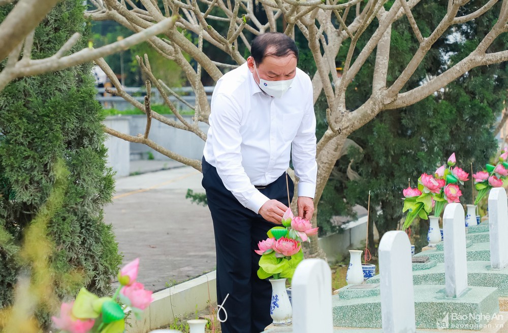 Đồng chí Võ Văn Thưởng và đoàn công tác dâng hoa, dâng hương tại Nghĩa trang liệt sỹ Việt - Lào Đồng chí Võ Văn Thưởng và đoàn công tác dâng hoa, dâng hương tại Nghĩa trang liệt sỹ Việt - Lào