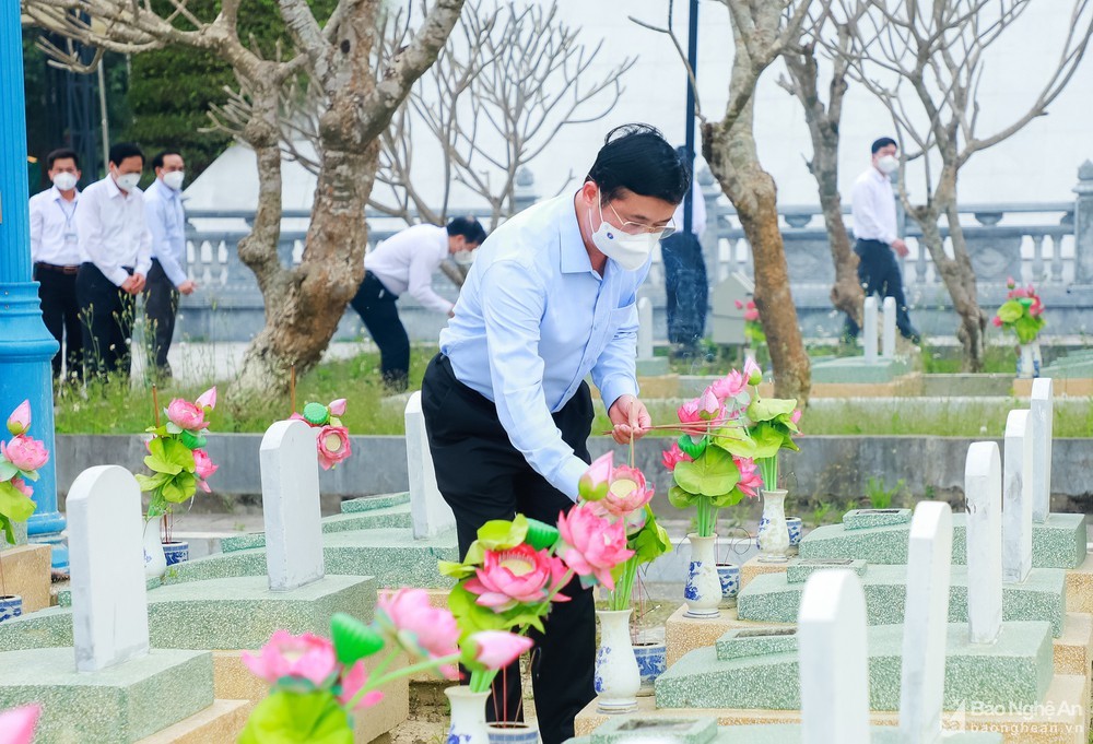 Đồng chí Võ Văn Thưởng và đoàn công tác dâng hoa, dâng hương tại Nghĩa trang liệt sỹ Việt - Lào Đồng chí Võ Văn Thưởng và đoàn công tác dâng hoa, dâng hương tại Nghĩa trang liệt sỹ Việt - Lào
