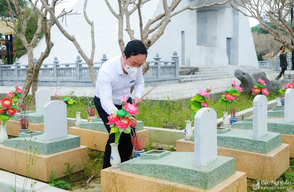 Đồng chí Võ Văn Thưởng và đoàn công tác dâng hoa, dâng hương tại Nghĩa trang liệt sỹ Việt - Lào Đồng chí Võ Văn Thưởng và đoàn công tác dâng hoa, dâng hương tại Nghĩa trang liệt sỹ Việt - Lào
