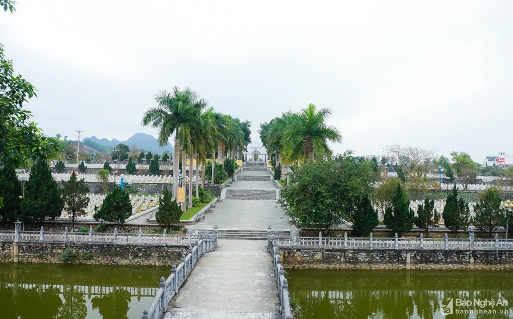 Đồng chí Võ Văn Thưởng và đoàn công tác dâng hoa, dâng hương tại Nghĩa trang liệt sỹ Việt - Lào Đồng chí Võ Văn Thưởng và đoàn công tác dâng hoa, dâng hương tại Nghĩa trang liệt sỹ Việt - Lào