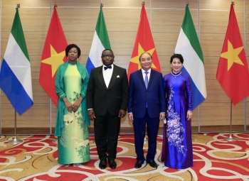 Thông điệp ý nghĩa trên tà áo dài của Đệ nhất phu nhân Sierra Leone