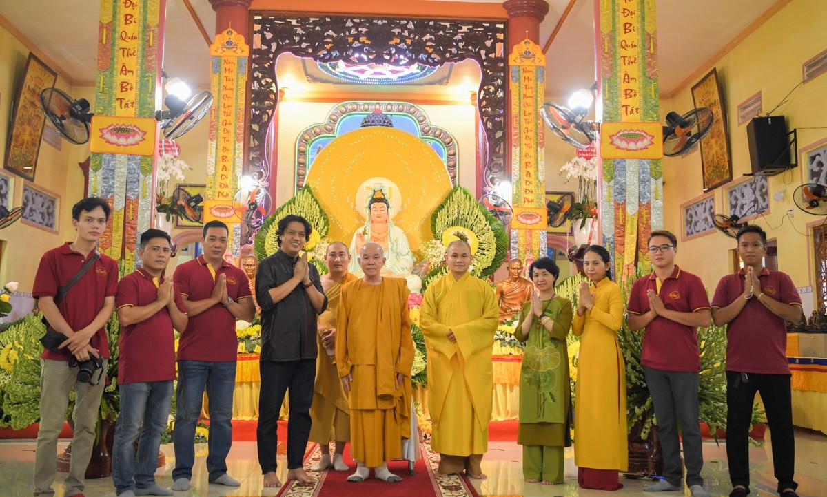 Các Hòa thượng, tăng ni, phật tử tại lễ cung nghinh và an vị tôn tượng Tôn sư Thiện Phước.