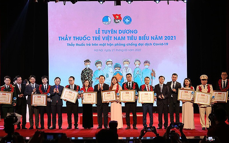 Các đồng chí Lãnh đạo Đảng, Nhà nước, ban, ngành, đoàn thể trao danh hiệu “Thầy thuốc trẻ Việt Nam tiêu biểu” năm 2021 tặng các y, bác sĩ trẻ xuất sắc.