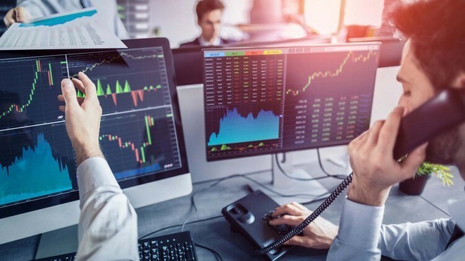 Các đối tượng chiếm đoạt tài khoản chứng khoán khách hàng thông qua các lỗ hổng bảo mật của công ty chứng khoán.