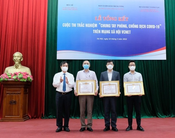 Phó Trưởng Ban Tuyên giáo Trung ương Phan Xuân Thủy trao bằng khen của Ban Tuyên giáo Trung ương tặng các tập thể, cá nhân có thành tích xuất sắc trong phối hợp tổ chức Cuộc thi. Ảnh: dangcongsan.vn Phó Trưởng Ban Tuyên giáo Trung ương Phan Xuân Thủy trao bằng khen của Ban Tuyên giáo Trung ương tặng các tập thể, cá nhân có thành tích xuất sắc trong phối hợp tổ chức Cuộc thi. Ảnh: dangcongsan.vn