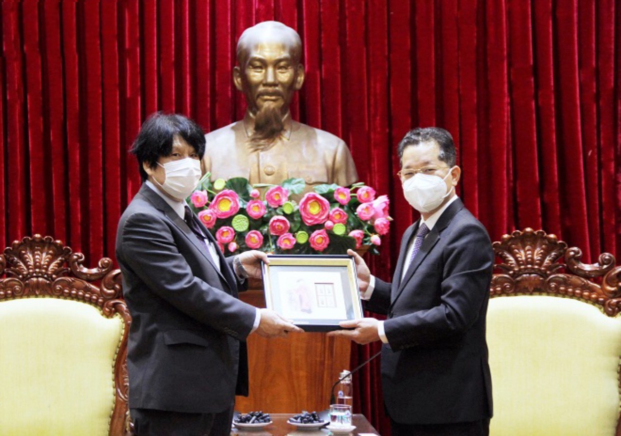 Bí thư Thành ủy Nguyễn Văn Quảng (bên phải) tiếp Tổng Lãnh sự Nhật Bản tại Đà Nẵng Yakabe Yoshinori. Ảnh: L.P