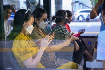 Giá xăng tăng phi mã, cư dân Vinhomes Grand Park thảnh thơi đi làm bằng xe VinBus