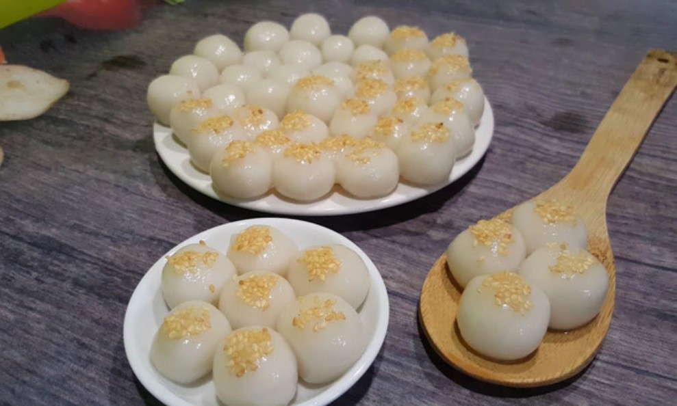 Trong ngày lễ Hàn thực, bánh trôi, bánh chay là những món không thể thiếu. Hình ảnh những chiếc bánh trôi, bánh chay tròn vo, trắng bóc xếp đầy cạnh nhau trên đĩa còn mang hàm ý tưởng nhớ tới sự tích “mẹ Âu Cơ cùng bọc trăm trứng”. Trong ngày lễ Hàn thực, bánh trôi, bánh chay là những món không thể thiếu. Hình ảnh những chiếc bánh trôi, bánh chay tròn vo, trắng bóc xếp đầy cạnh nhau trên đĩa còn mang hàm ý tưởng nhớ tới sự tích “mẹ Âu Cơ cùng bọc trăm trứng”.