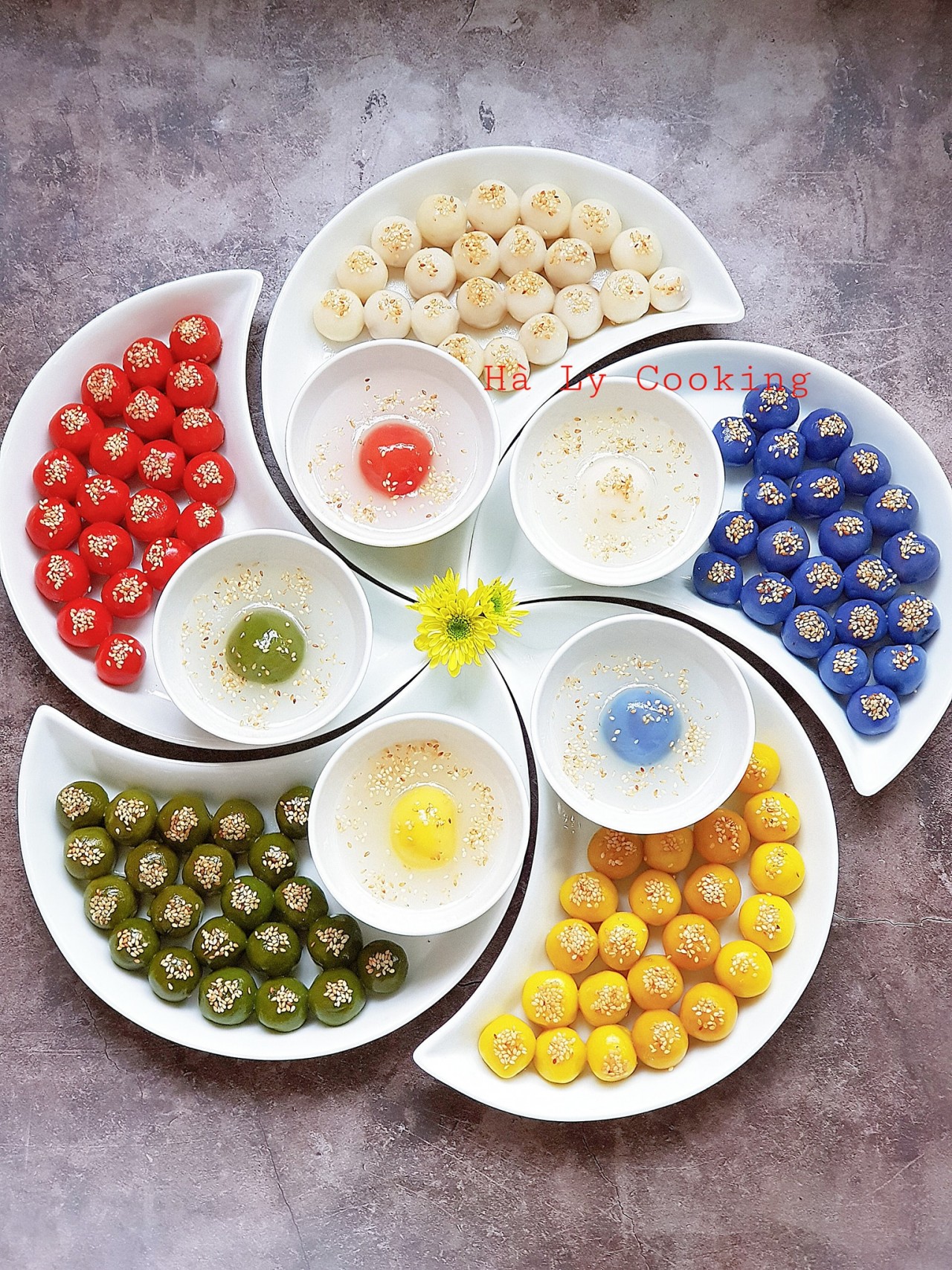 Những chiếc bánh trôi, bánh chay ngũ sắc được làm từ những nguyên liệu truyền thống như bột nếp, đậu xanh, đường phên nhưng bột bánh được pha thêm các loại màu làm từ rau, củ, làm cho đĩa bánh đẹp mắt hơn. (Ảnh: Hà Ly Trần) Những chiếc bánh trôi, bánh chay ngũ sắc được làm từ những nguyên liệu truyền thống như bột nếp, đậu xanh, đường phên nhưng bột bánh được pha thêm các loại màu làm từ rau, củ, làm cho đĩa bánh đẹp mắt hơn. (Ảnh: Hà Ly Trần)