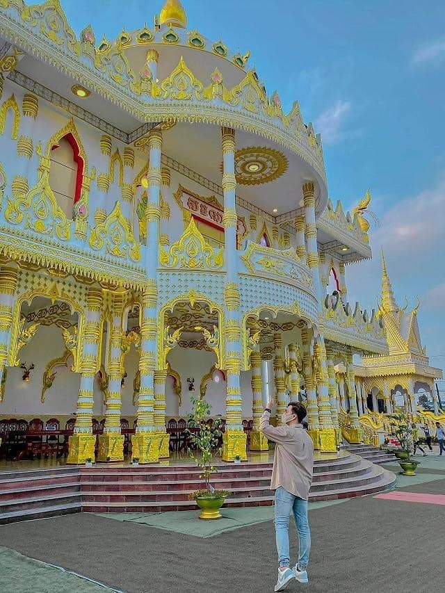 Còn trong những ngày thường, nhiều bạn trẻ cũng rủ nhau đến chùa để chụp những bức hình check in với ngôi chùa “dát vàng” này. Những bức ảnh trở nên đẹp và sắc nét hơn, màu sắc hài hoà khi chụp tại các không gian khác nhau của chùa. Còn trong những ngày thường, nhiều bạn trẻ cũng rủ nhau đến chùa để chụp những bức hình check in với ngôi chùa “dát vàng” này. Những bức ảnh trở nên đẹp và sắc nét hơn, màu sắc hài hoà khi chụp tại các không gian khác nhau của chùa.