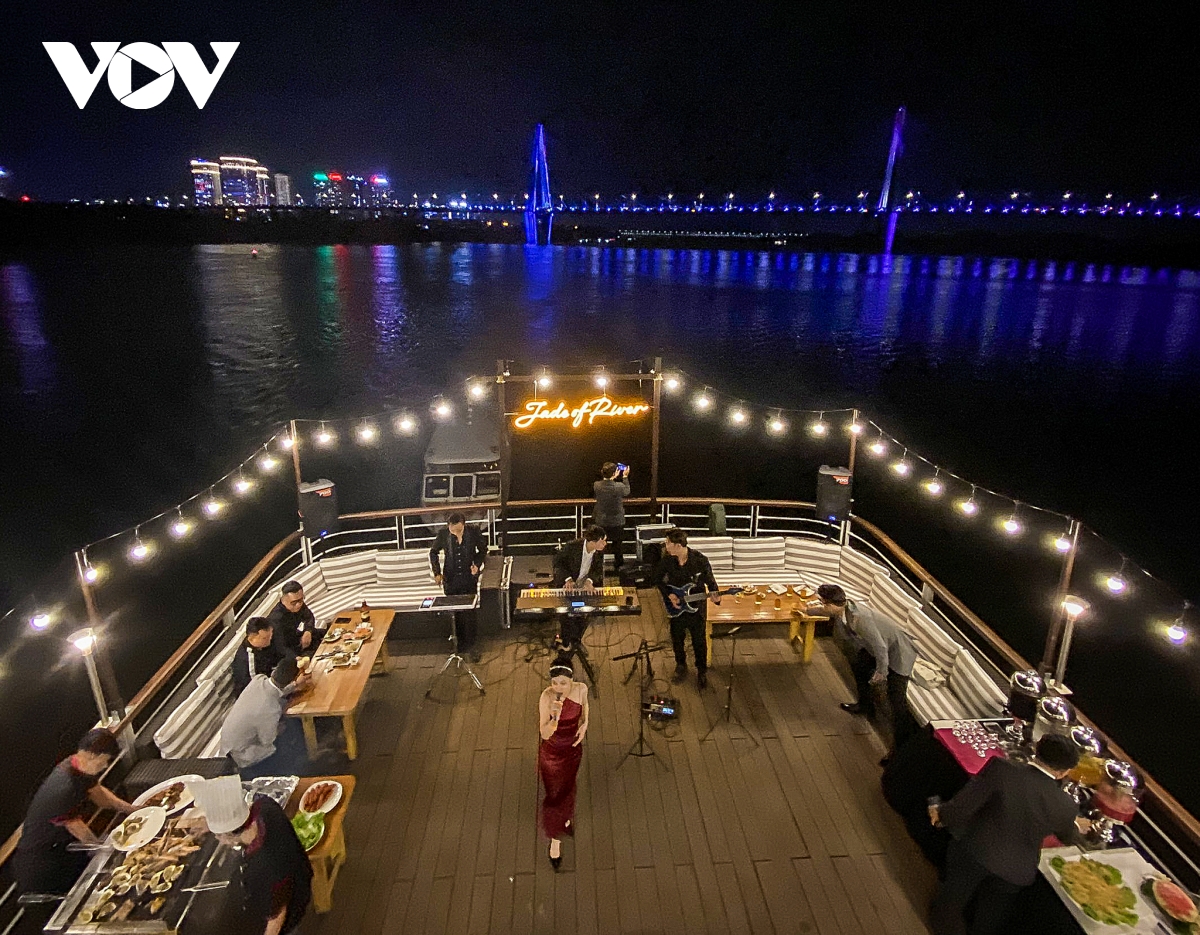 Ra mắt tour du thuyền cao cấp trên sông Hồng