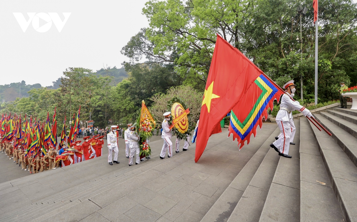 Chủ tịch nước Nguyễn Xuân Phúc dâng hương tưởng niệm các Vua Hùng