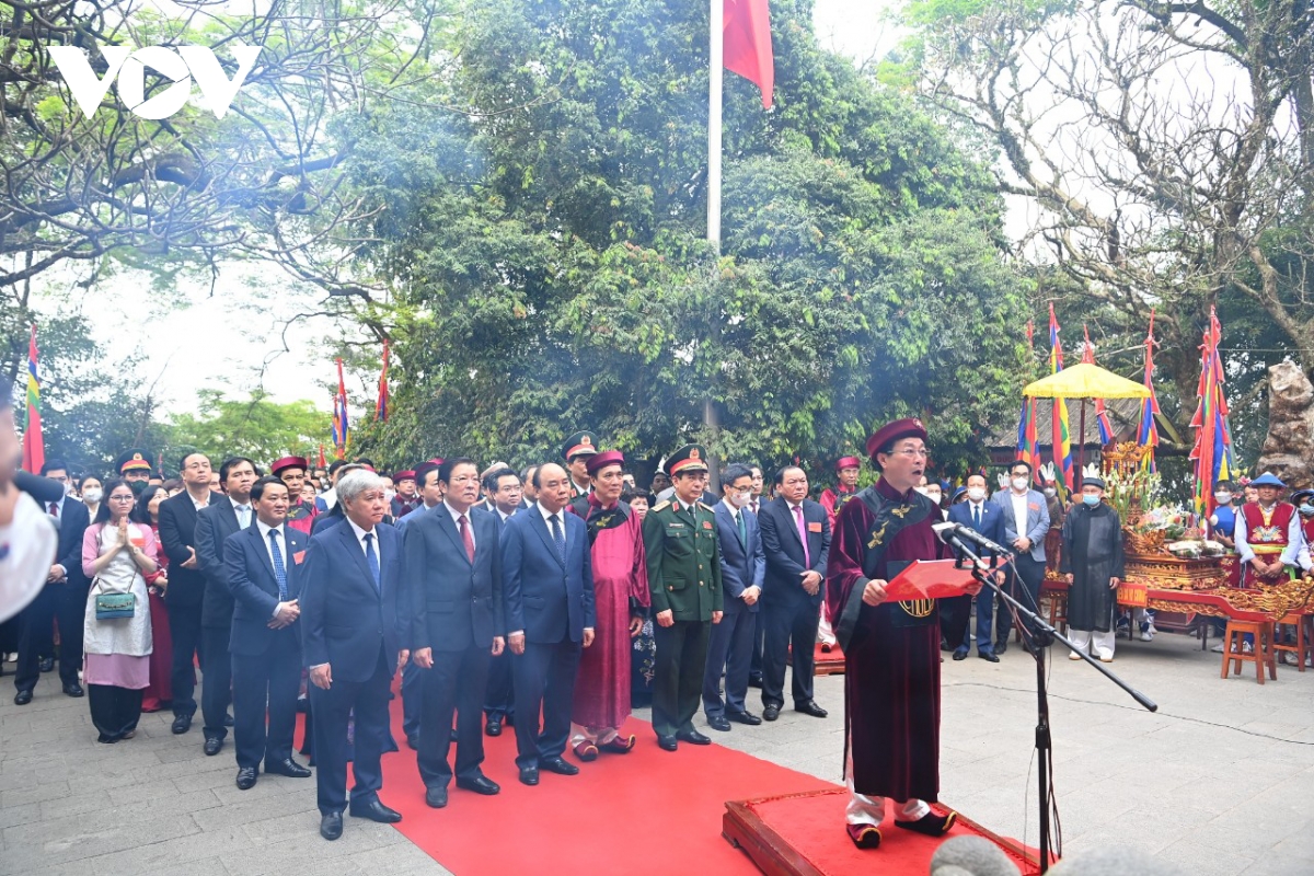 Chủ tịch nước Nguyễn Xuân Phúc dâng hương tưởng niệm các Vua Hùng