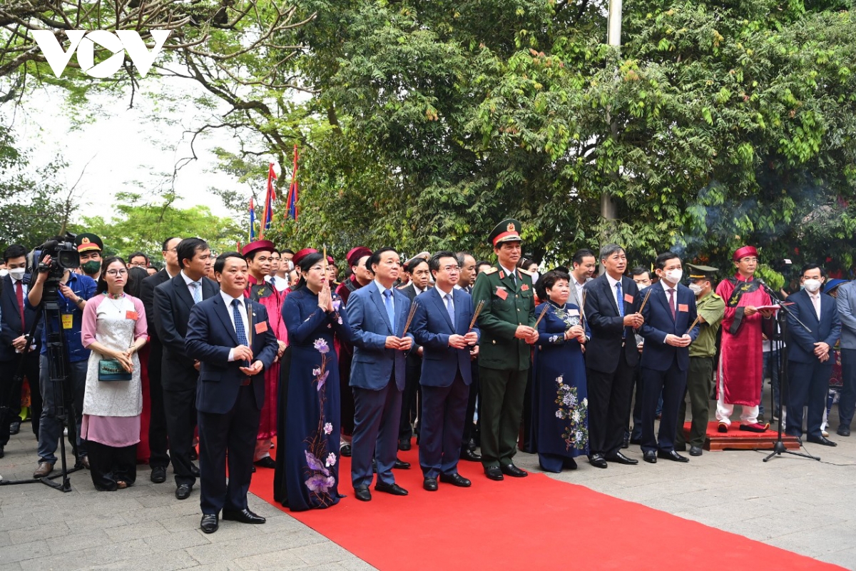 Chủ tịch nước Nguyễn Xuân Phúc dâng hương tưởng niệm các Vua Hùng